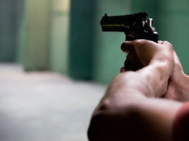 Man siktar med pistol