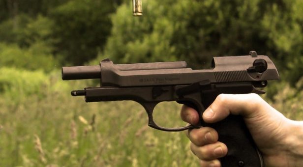 En hand och en pistol