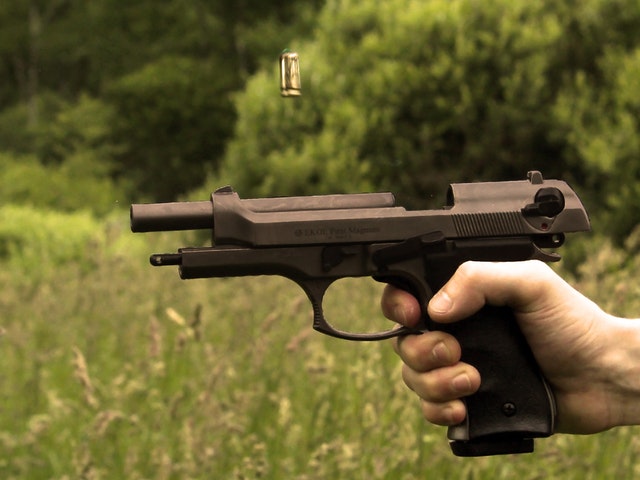 En hand och en pistol