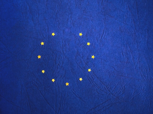 En blå EU-flagga